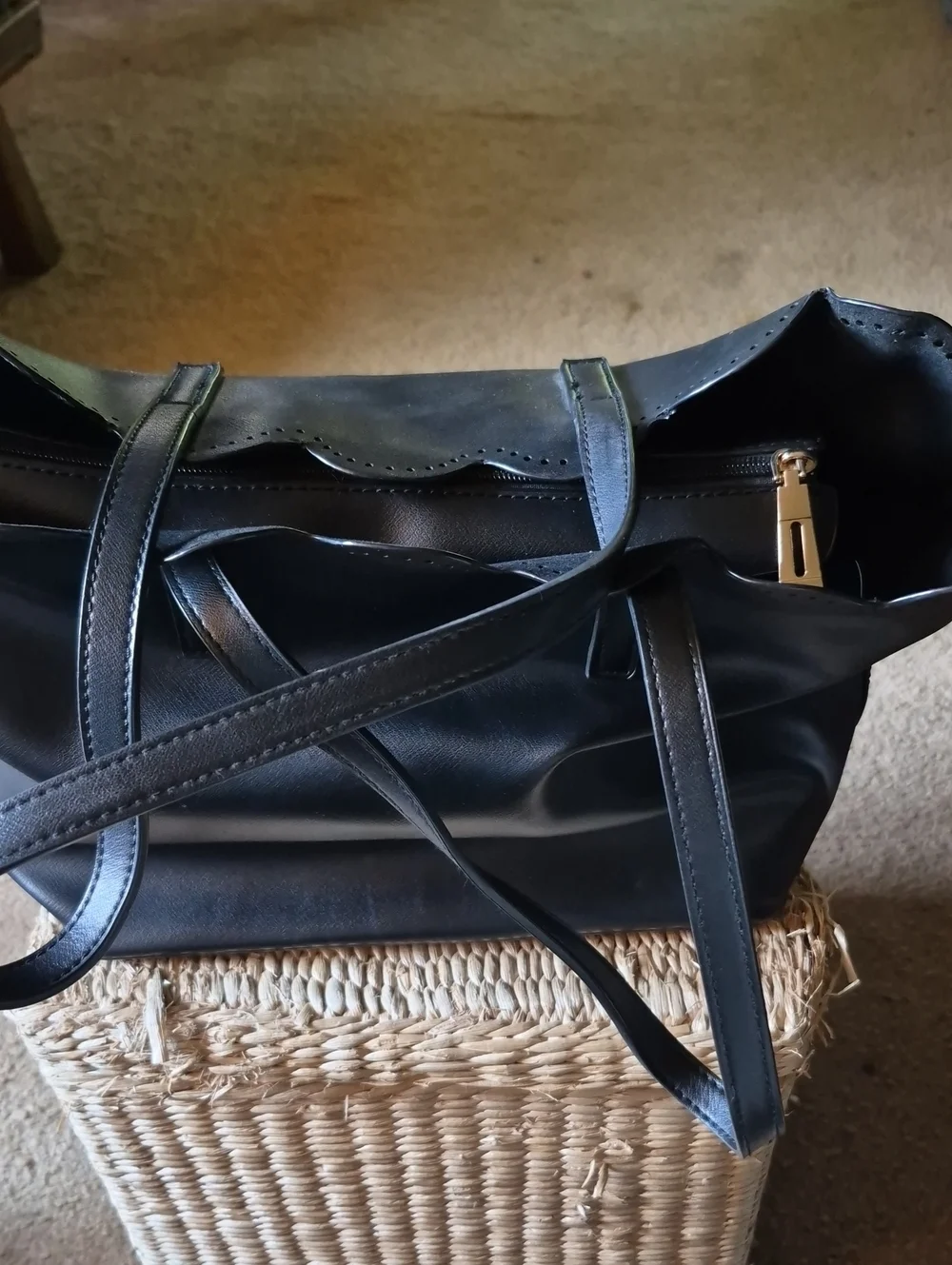 Black Scalloped-Top Tote Bag - Classic Women's Everyday Bag